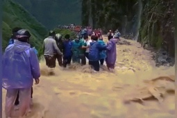 Tin tức trong ngày - Nhiều du khách 'mắc kẹt' vì cung đường du lịch Mã Pì Lèng sạt lở