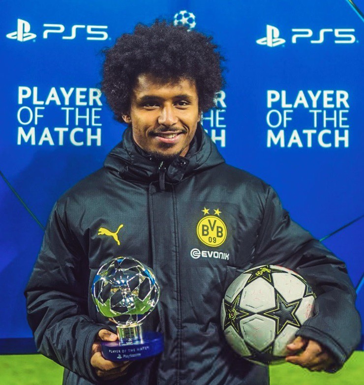 Adeyemi cầm trên tay giải thưởng "Cầu thủ xuất sắc nhất trận" và quả bóng được tặng cho&nbsp;cú hat-trick