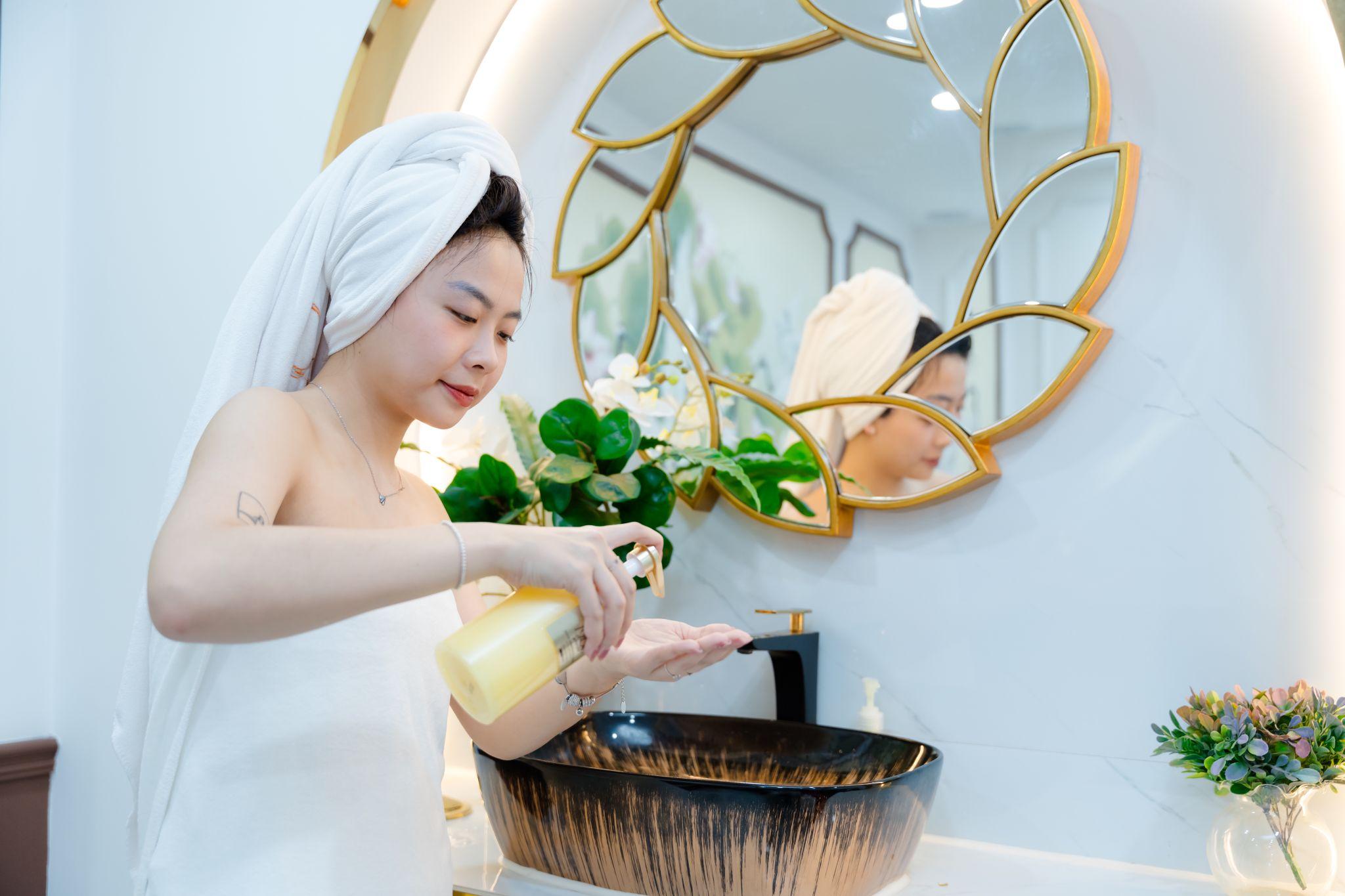 Chị em phụ nữ sử dụng dầu gội ủ 1900 Hair Salon