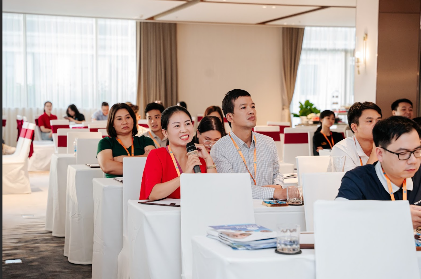 Khán giả tại talkshow trao đổi cùng các chuyên gia về những vấn đề trong kinh doanh giặt là.