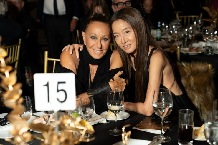 Donna Karan và Vera Wang ngồi bên nhau trong bữa tiệc.