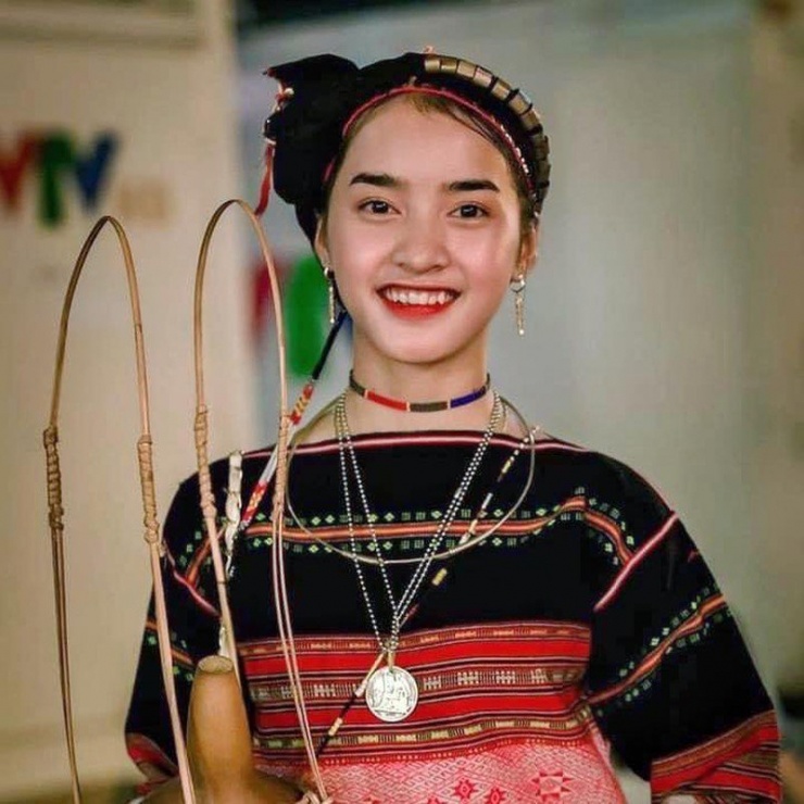 Cô gái dân tộc khiến nhiều người “quay xe” vì hình ảnh hiện tại - 1