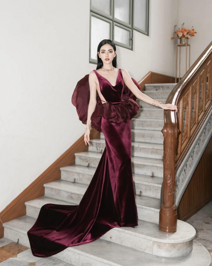 Cũng tại sự kiện, cô thay đầm dạ hội chất liệu organza đỏ tía, đính to to bản sau lưng. Thiết kế thuộc bộ sưu tập mới nhất của hãng Sirivannavari. Từ sau phim Tình người duyên ma, cô được mệnh danh "Ma nữ đẹp nhất Thái Lan".