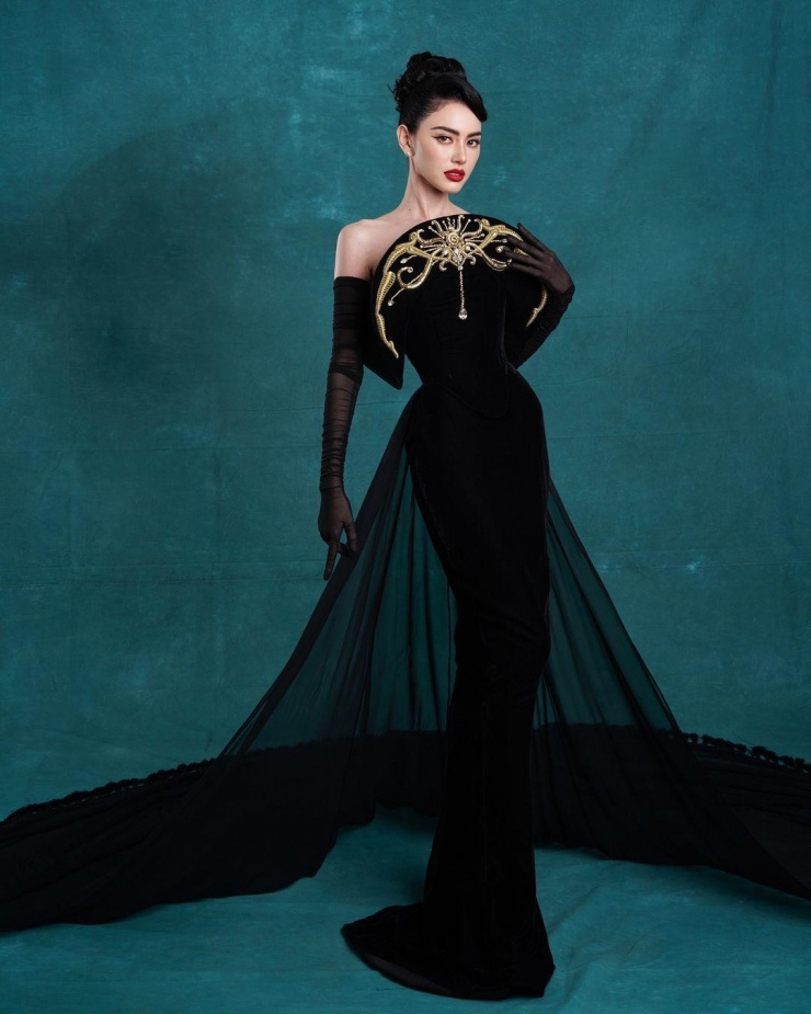 Dự lễ ra mắt phim ở Bangkok đầu tháng 8, diễn viên chọn đầm "Nữ công tước satin" của nhà mốt Andrea Brocca, nhấn vào chi tiết thêu, đính pha lê swarovski và tà chất liệu voan dài 5 m. Thiết kế từng được minh tinh Phạm Băng Băng và nhiều nghệ sĩ quốc tế lăng xê.