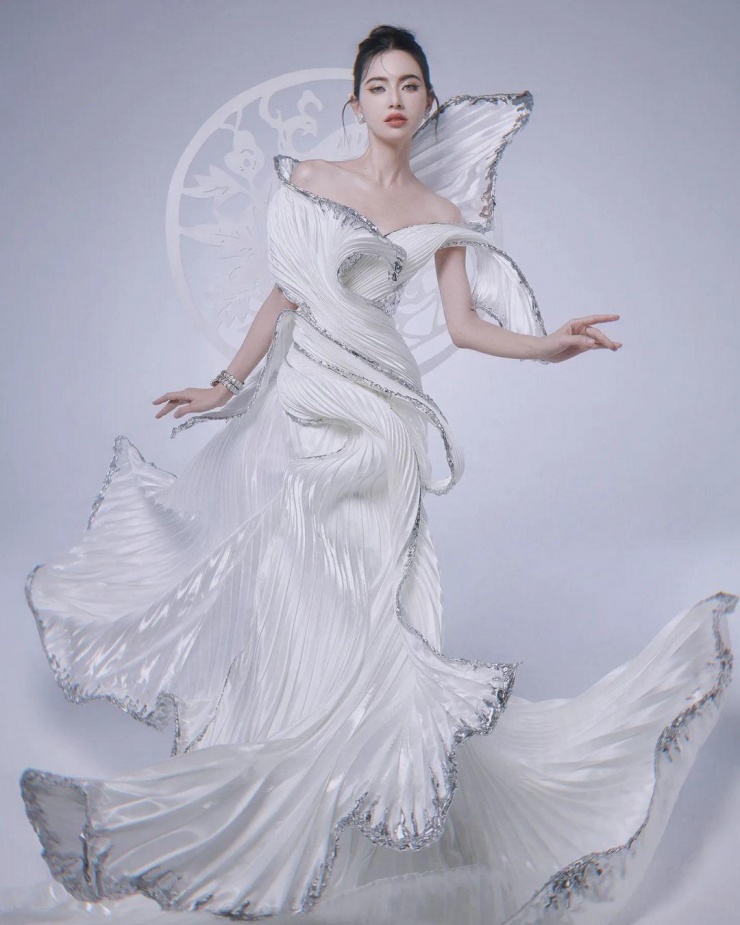 Người đẹp nhận "mưa" lời khen với đầm dựng phom cầu kỳ. Bảy năm qua, cô hẹn hò Ter Chantavit - "ngôi sao phòng vé" Thái Lan kiêm người mẫu, nhà biên kịch, đạo diễn.