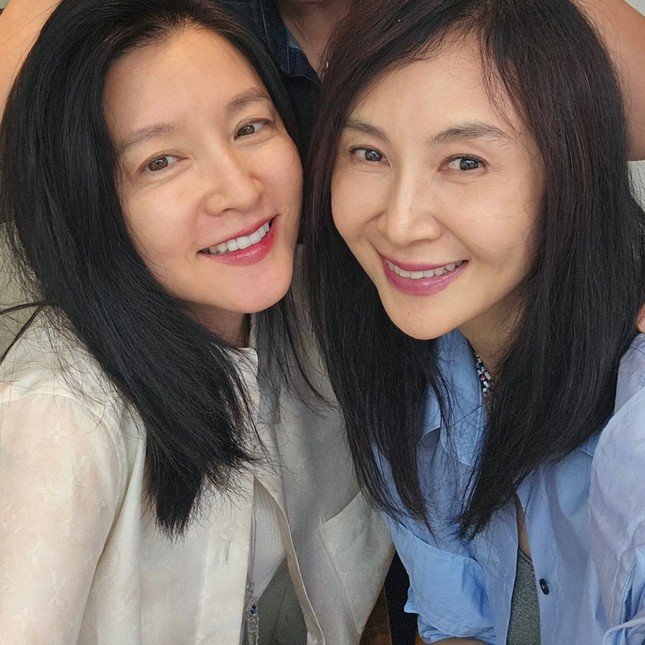 Chae Si Ra và Lee Young Ae tự tin khoe mặt mộc ở tuổi U60. Ảnh: IG.