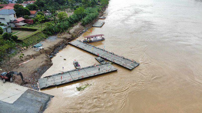 Phà chuyên dụng sẽ thay thế cầu phao Phong Châu chưa thể tái lắp