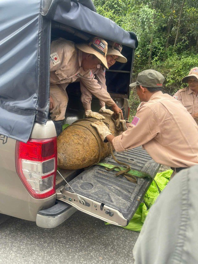 Lực lượng chức năng di dời quả bom chờ hủy nổ.