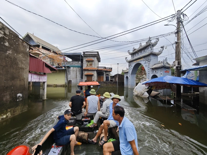 Xã Nam Phương Tiến, huyện Chương Mỹ, nằm trong rốn lũ của Hà Nội. Khu vực này cứ mưa lớn là ngập. Người dân phải sử dụng xe lội nước tự chế để đi lại. Ảnh: Trọng Phú.