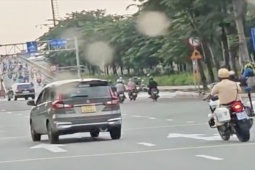 Cảnh sát truy đuổi ô tô vi phạm nhiều km trên đường phố TPHCM