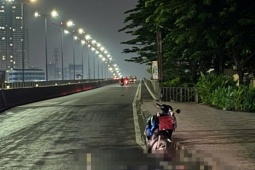 Pháp luật - 1 phụ nữ tử vong cạnh xe máy đang dựng ở cầu Sài Gòn
