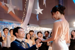 Xôn xao tiền đạo "Thánh ế" Văn Toàn cầu hôn cô gái xinh đẹp
