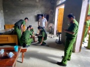 An ninh - Xã hội - Giải cứu cháu bé 5 tuổi bị người bệnh tâm thần dùng dao khống chế