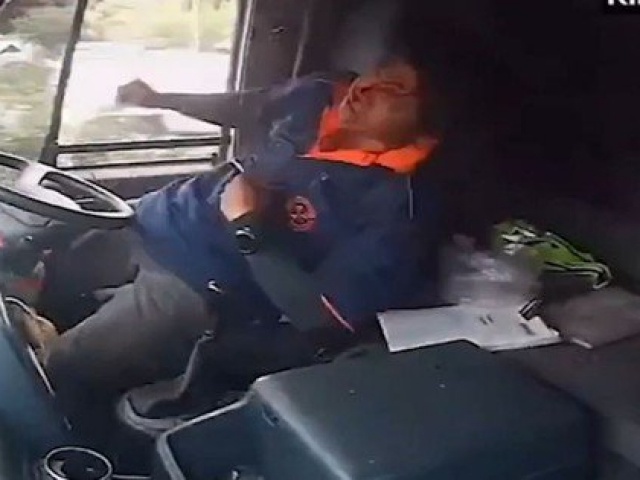Clip: Bị mảnh kim loại văng trúng đầu, tài xế bất tỉnh khi đang lái xe