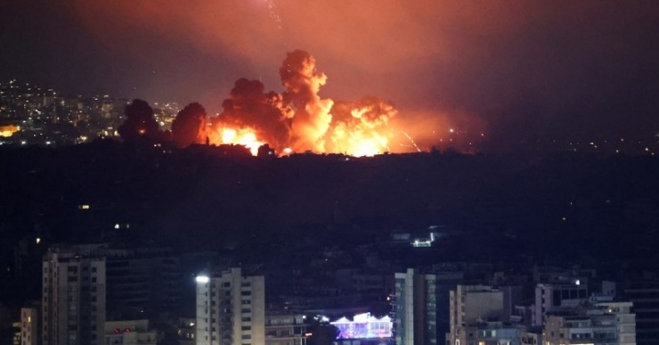 Khói bốc lên tại Beirut, Lebanon sau vụ tấn công của Israel. Ảnh Reuters. 