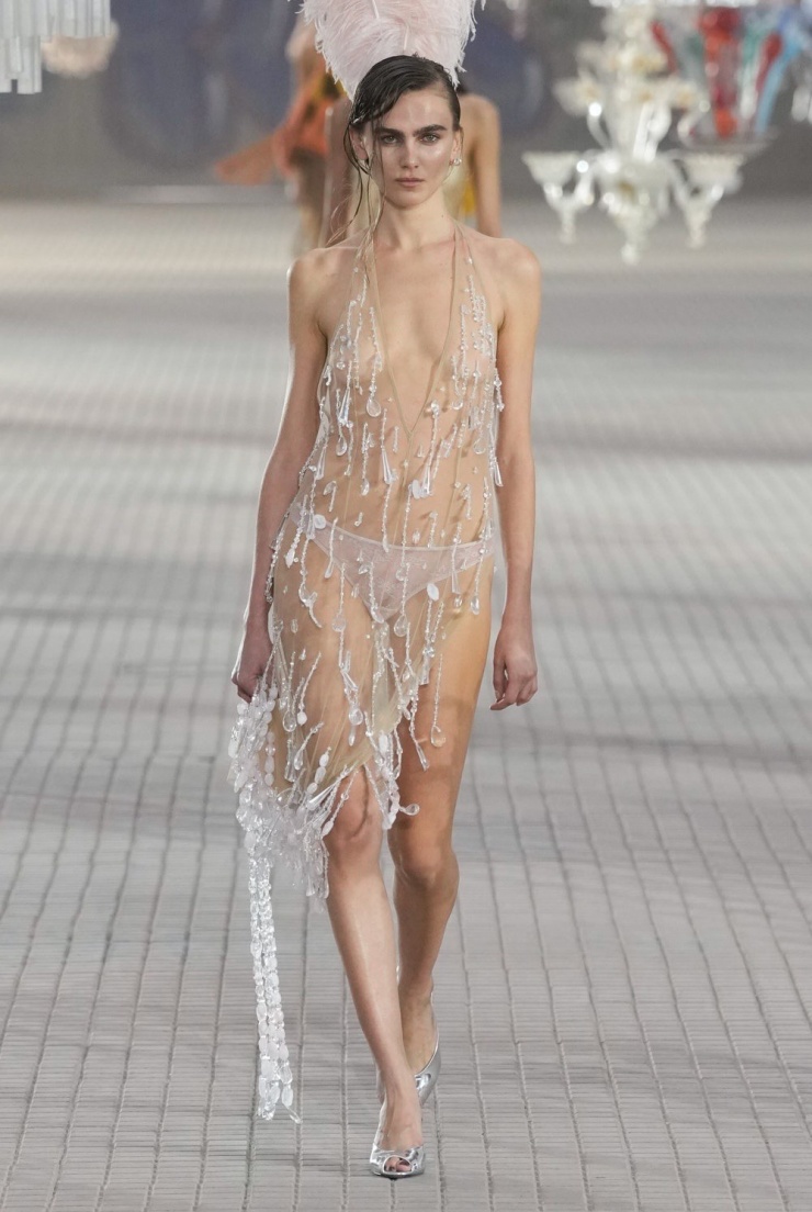 The Attico đem tới đầm xẻ cổ chữ V, đính các hạt nhựa trên nền vải lưới trong suốt.