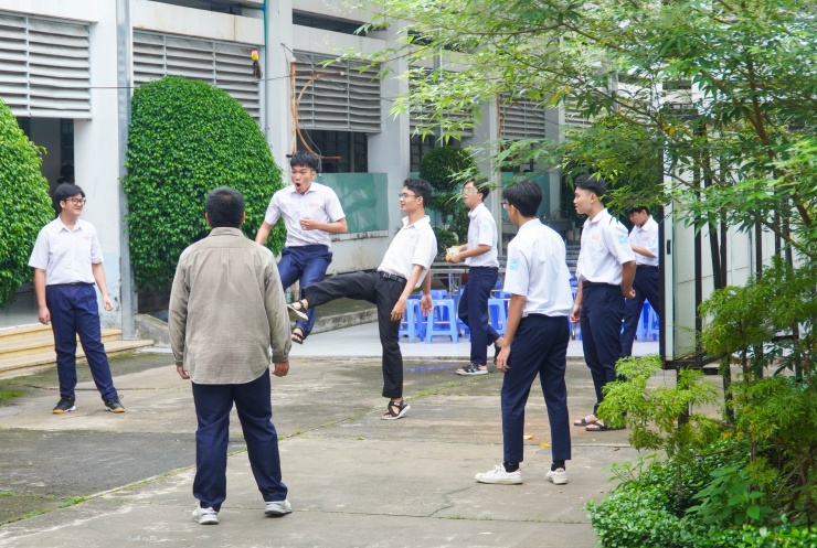 Không cần hẹn trước, cứ đến giờ ra chơi là nhóm bạn có mặt đầy đủ ở góc sân để chơi đá cầu cùng nhau