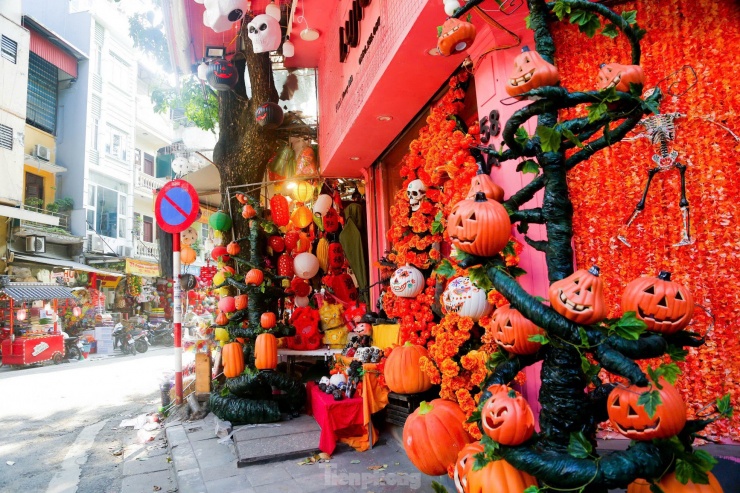 Phố Hàng Mã thay áo mới, ngập tràn màu sắc &#39;ma mị&#39; đón Halloween - 5