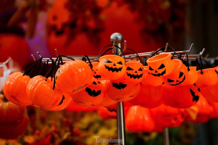 Phố Hàng Mã thay áo mới, ngập tràn màu sắc &#39;ma mị&#39; đón Halloween - 14