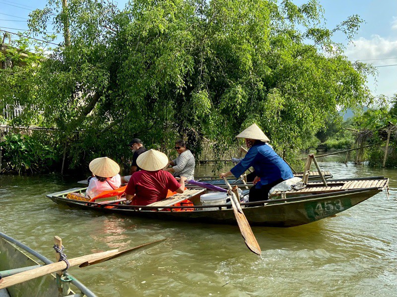 Du khách thích thú đi thuyền ngắm cảnh Tam Cốc mùa thu - 4