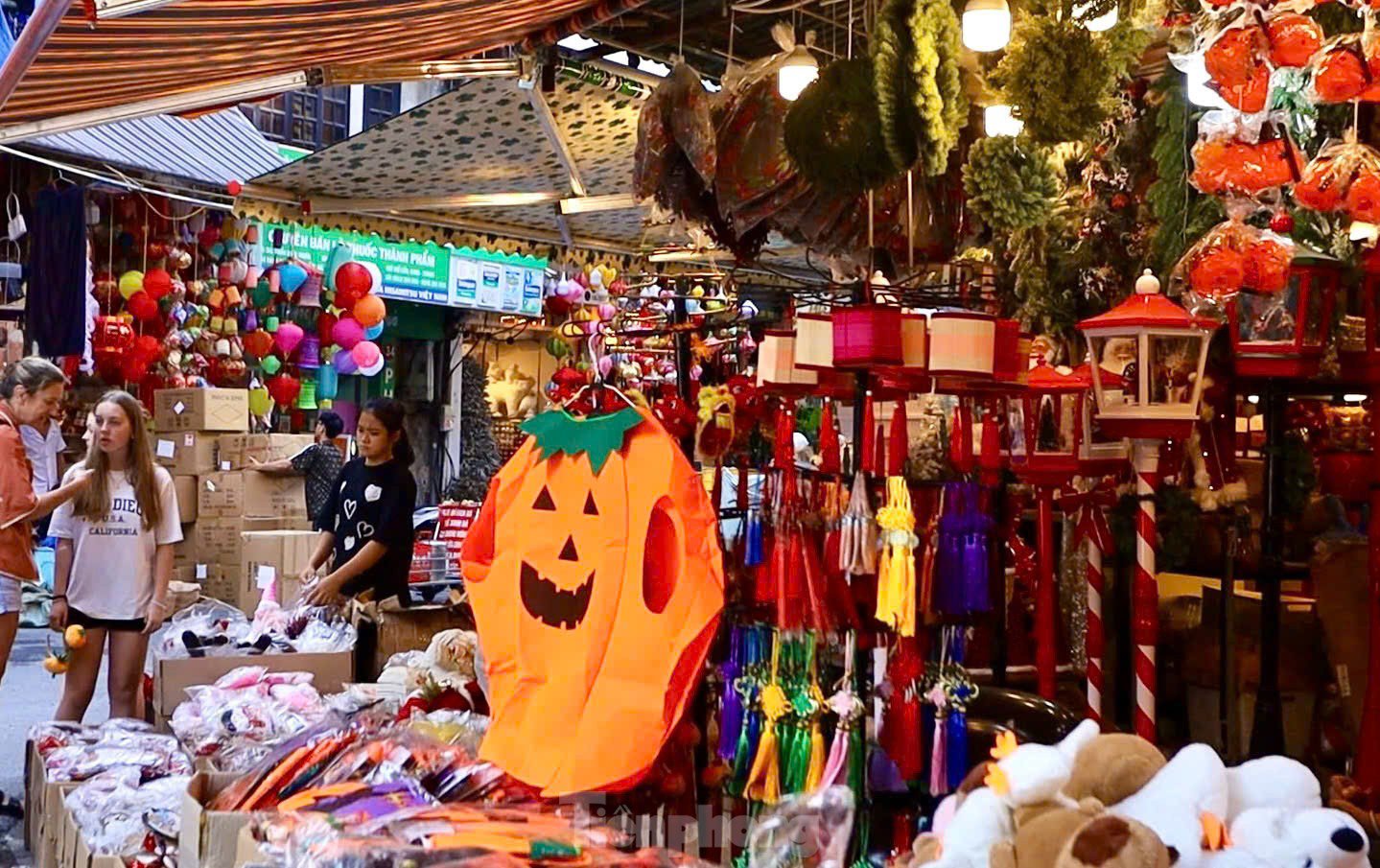 Phố Hàng Mã thay áo mới, ngập tràn màu sắc &#39;ma mị&#39; đón Halloween - 15