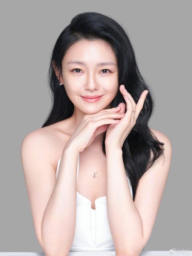 Trong cuốn sách chia sẻ bí quyết làm đẹp mang tên Mỹ dung đại vương (The Beauty Queen), Từ Hy Viên liệt kê một số loại thực phẩm thông dụng mà phụ nữ nên bổ sung để cải thiện làn da trắng sáng.