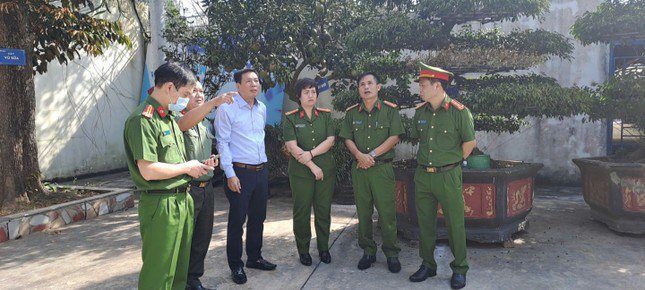 Lãnh đạo và ban ngành chức năng Lạng Sơn đến hiện trường chỉ đạo chữa cháy.