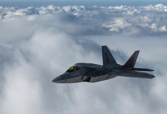 Một chiếc F-22 Raptor bay trong khu vực trách nhiệm của Bộ Tư lệnh Trung ương Mỹ (CENTCOM).