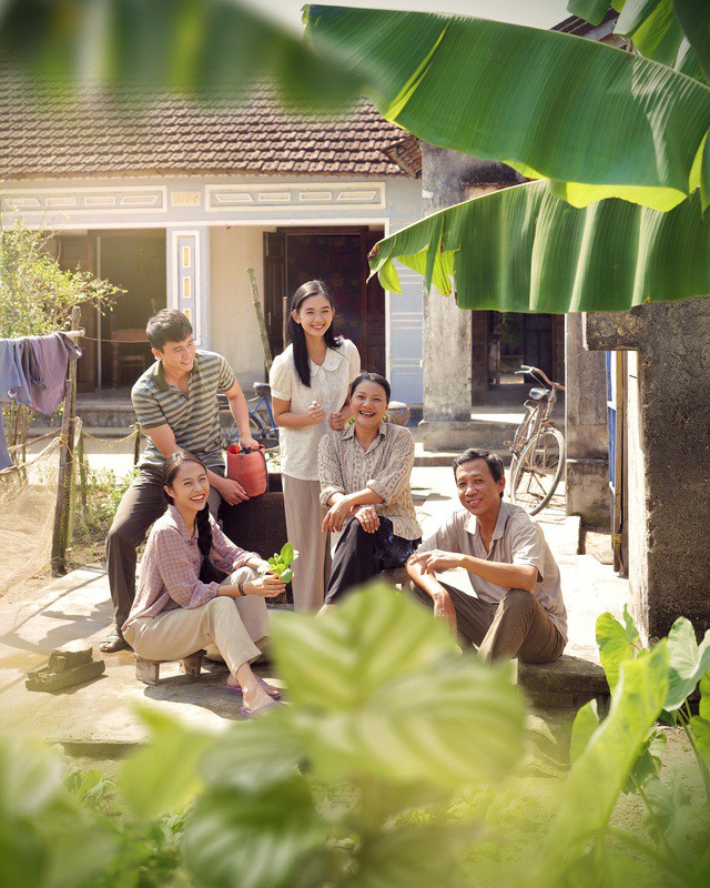 Gia đình của nhân vật Miền (Ngọc Xuân) có chú Sáu Thôi (Mai Thế Hiệp), cô Sáu Thôi (Kiều Trinh), chị Lụa (Rima Thanh Vy) và anh Hướng (Sỹ Hậu).