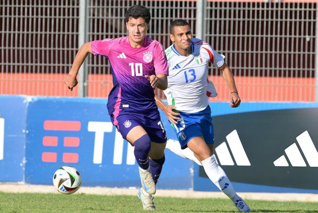 Tiền đạo mang dòng máu Việt không khoác áo đội tuyển Việt Nam, chọn sát cánh cùng Mahrez tại đội tuyển Algeria - 1