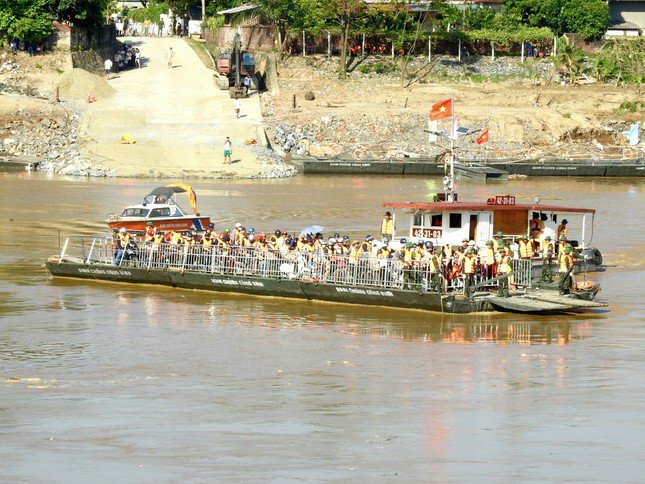 Phà chuyên dụng đưa vào hoạt động, tạm thời thay thế cầu phao Phong Châu