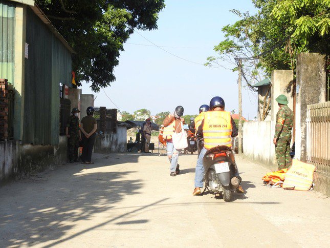 Phà chuyên dụng đưa vào hoạt động, tạm thời thay thế cầu phao Phong Châu