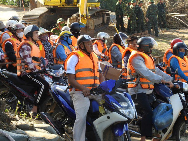 Phà chuyên dụng đưa vào hoạt động, tạm thời thay thế cầu phao Phong Châu