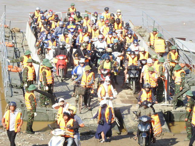 Phà chuyên dụng đưa vào hoạt động, tạm thời thay thế cầu phao Phong Châu