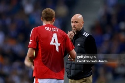 Bóng đá - Ten Hag và Van Nistelrooy &quot;sấy tóc&quot; cầu thủ MU sau trận hòa 3-3 tệ hại