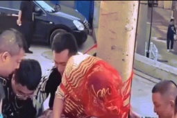 Bạn trẻ - Cuộc sống - Cô dâu bị bạn chú rể trói vào cột điện