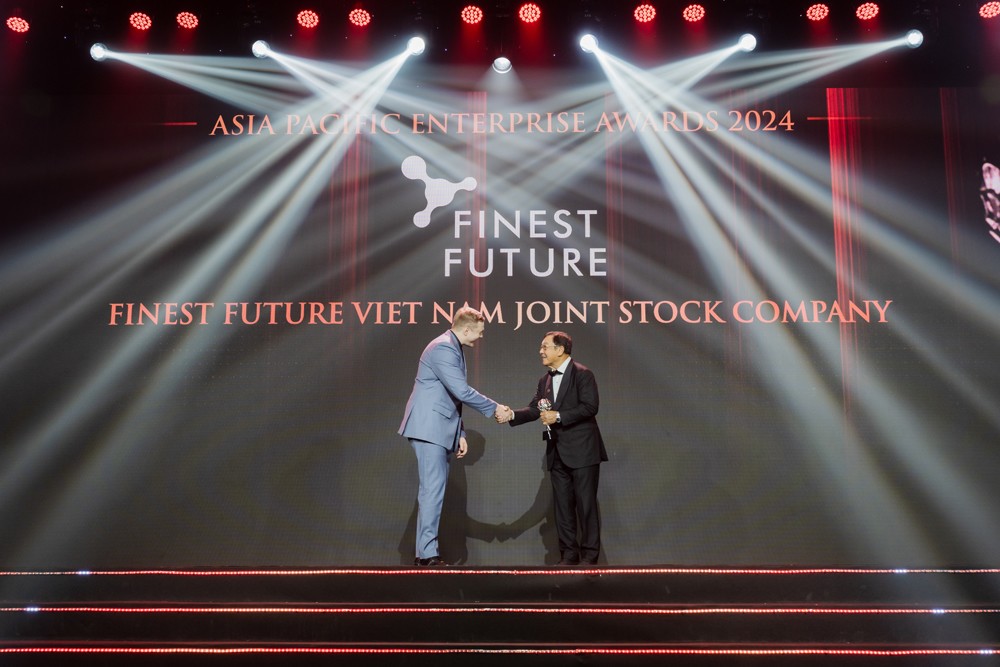 Ông Tuomas Tiilikainen, Giám đốc điều hành toàn cầu của Finest Future nhận giải Thương hiệu Truyền cảm hứng APEA 2024