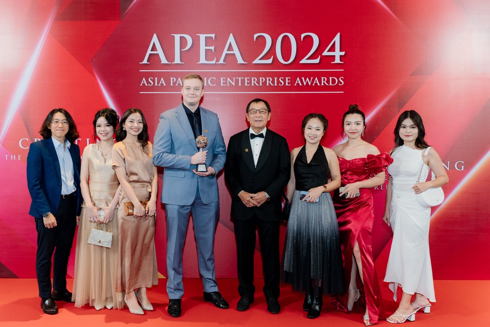 Đại diện Finest Future chụp ảnh lưu niệm cùng ông Fong Chan Onn, Chủ tịch Enterprise Asia, Trưởng BTC Giải Thưởng APEA 2024