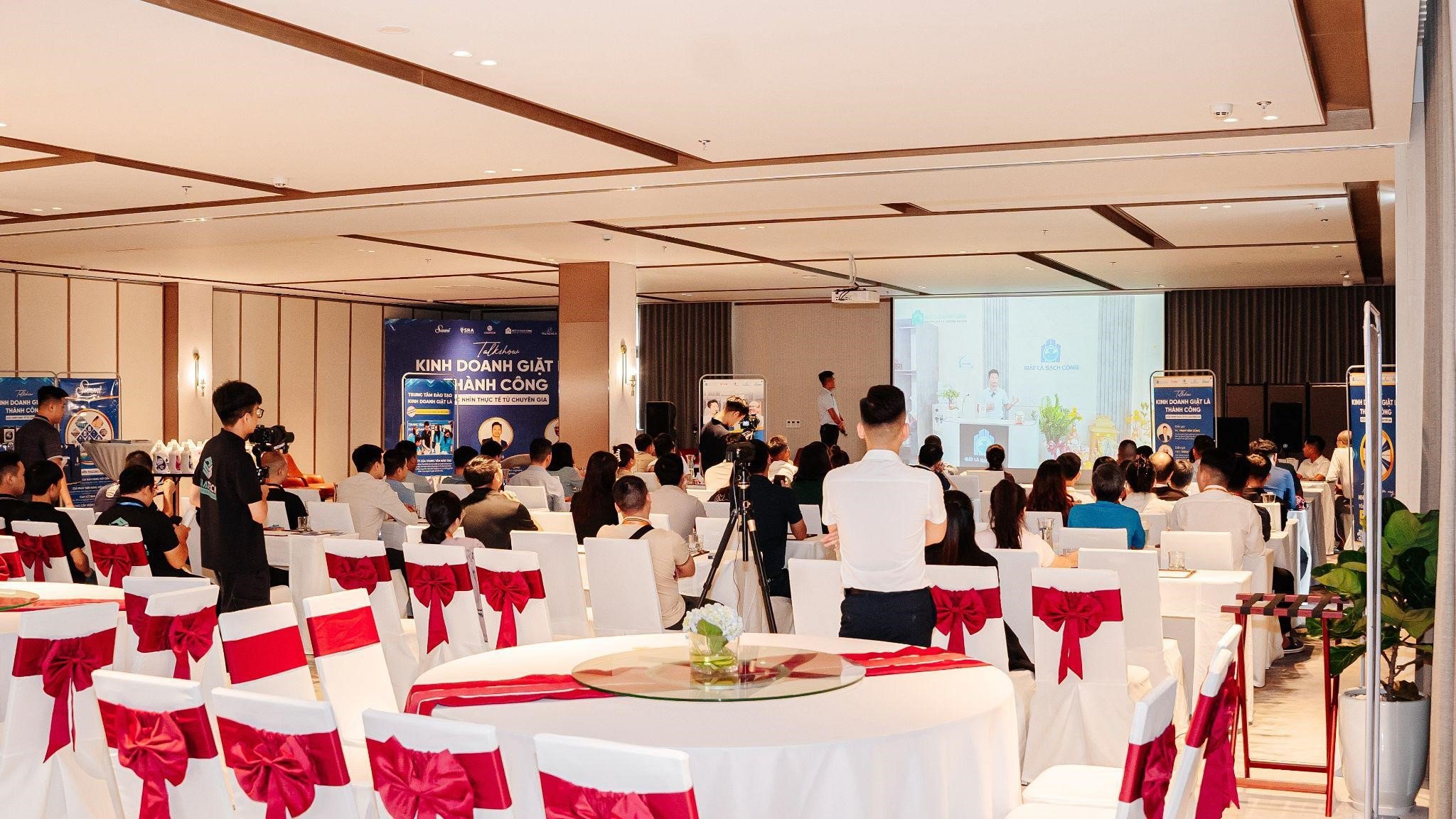 Khán giả tham gia talkshow “Kinh doanh giặt là thành công - Góc nhìn thực tế từ chuyên gia”