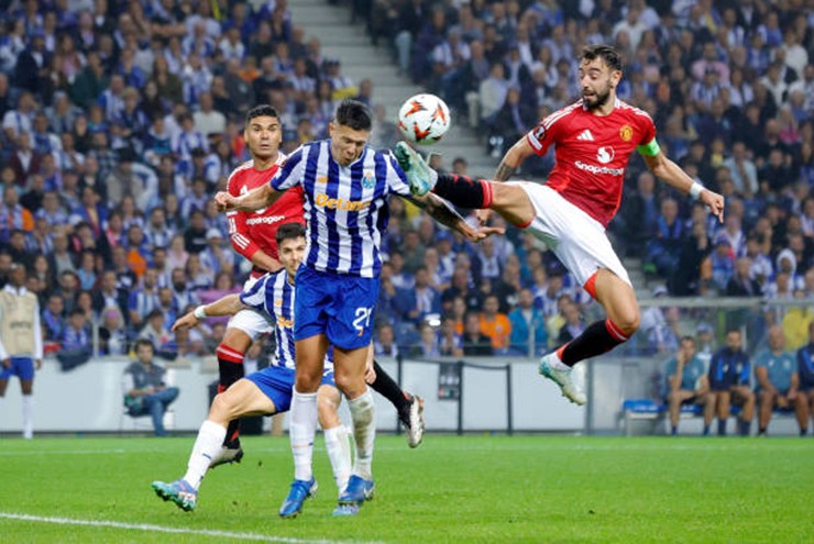 Fernandes đã 2 lần bị thẻ vì cao chân với cầu thủ Porto