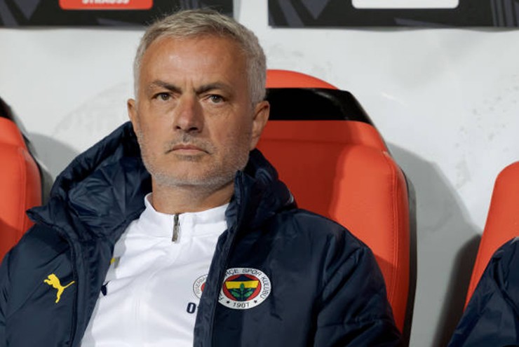 Mourinho chứng kiến Fenerbahce hòa vất vả trước Twente