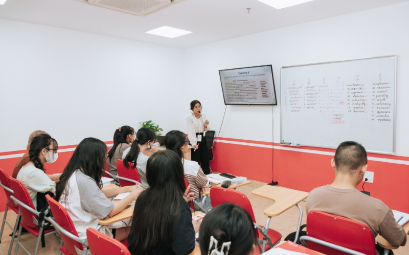 Đội ngũ giáo viên trình độ cao, giàu kinh nghiệm, luôn tận tình hỗ trợ học viên.