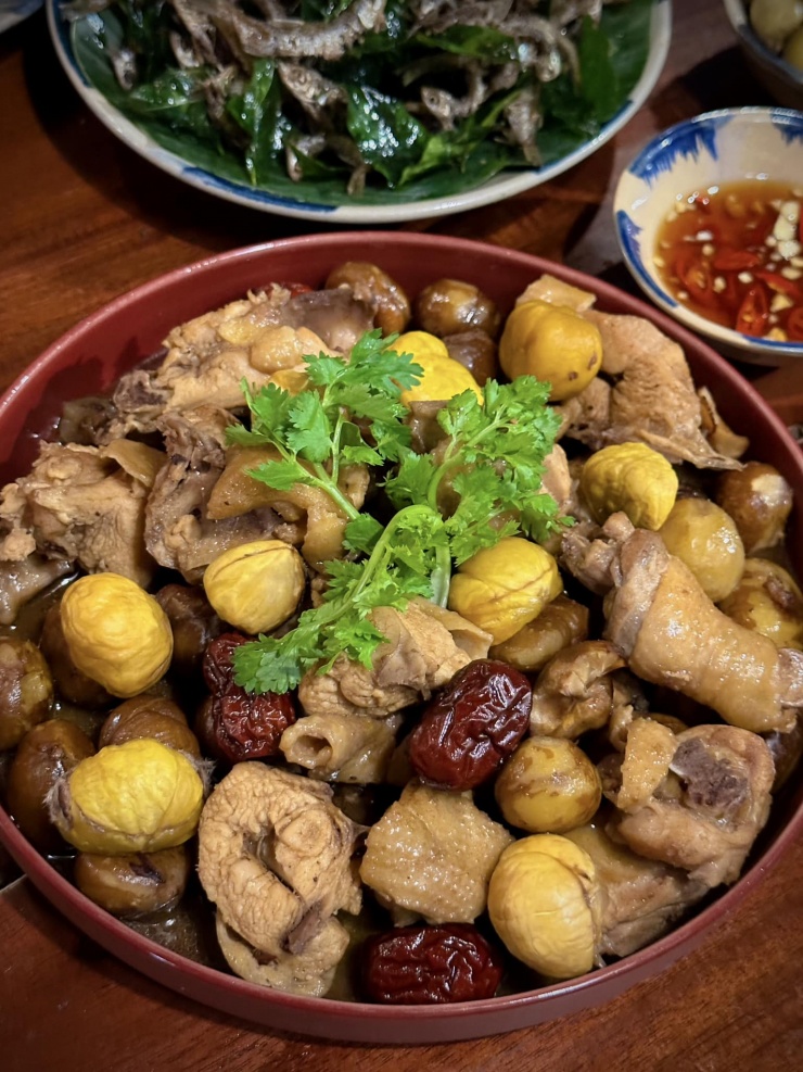 Đĩa gà om hạt dẻ Trùng Khánh của chị Phương Thảo ở Cao Bằng.
