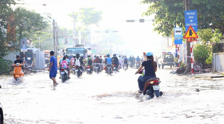 Triều cường kết hợp lũ gây ngập dữ dội ở Cần Thơ, nhiều tuyến đường thành 