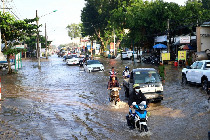 Triều cường kết hợp lũ gây ngập dữ dội ở Cần Thơ, nhiều tuyến đường thành 