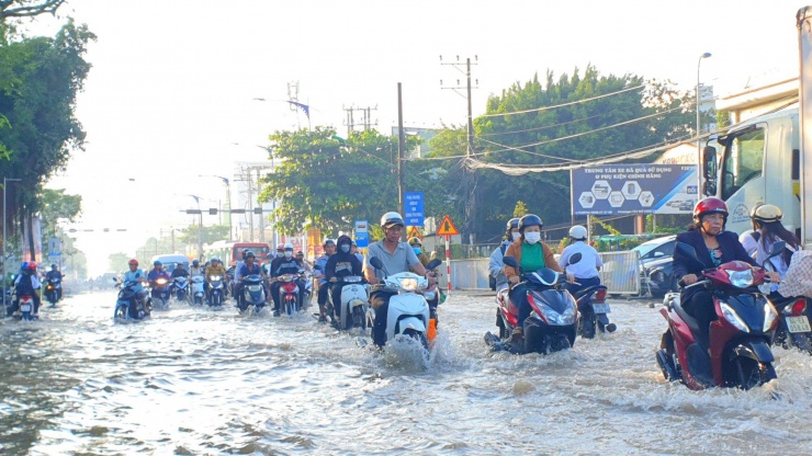 Triều cường kết hợp lũ gây ngập dữ dội ở Cần Thơ, nhiều tuyến đường thành 