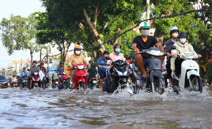 Triều cường kết hợp lũ gây ngập dữ dội ở Cần Thơ, nhiều tuyến đường thành 