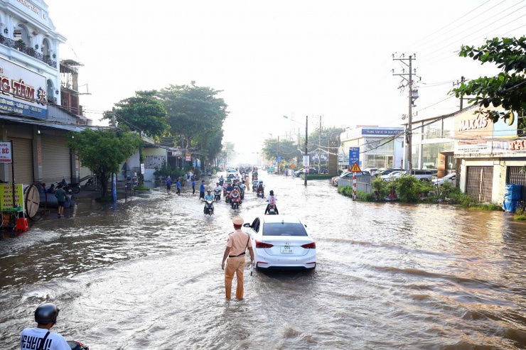 Triều cường kết hợp lũ gây ngập dữ dội ở Cần Thơ, nhiều tuyến đường thành 