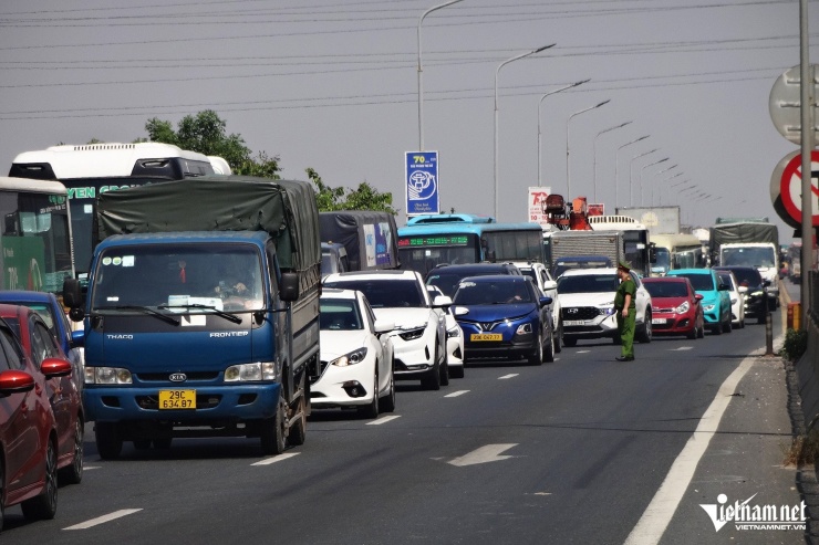 Vụ tai nạn liên hoàn nghiêm trọng trên cầu Thăng Long: 4 người trong xe con thoát nạn sau nỗ lực cứu hộ