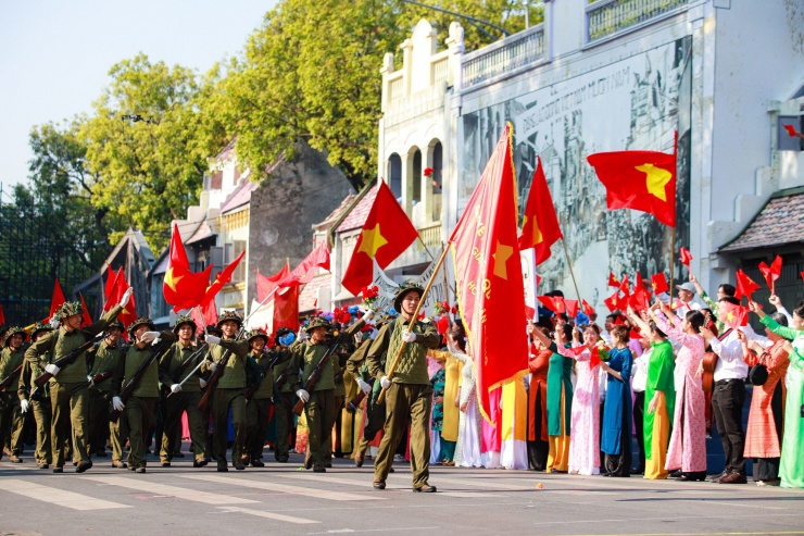 Điểm nhấn quan trọng của chương trình là màn tái hiện sống động hình ảnh đoàn quân tiến về Hà Nội trong thời khắc lịch sử 10/10/1954.